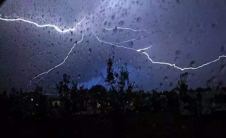 暴雨來(lái)襲，請注意人身安全